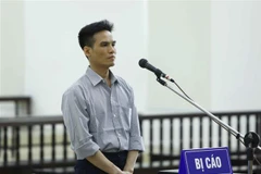 Bị cáo Đặng Đình Bách nghe tòa tuyên án. (Ảnh: An Đăng/TTXVN)