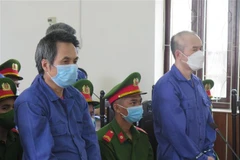 Hai bị cáo Tống Kiến Hoàng (bên trái) và Thái Tự Lực bị tuyên án tử hình. (Ảnh: Dư Toán/TTXVN)