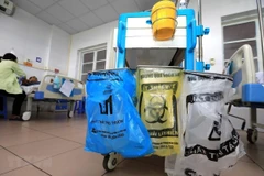 Chất thải y tế được phân loại chi tiết theo màu túi nylon như: chất thải thông thường (màu xanh), chất thải lây nhiễm (màu vàng), chất thải tái chế (màu trắng). (Ảnh: Thành Đạt/TTXVN)