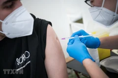 Tiêm vaccine ngừa COVID-19 tại Berlin, Đức. (Ảnh: AFP/TTXVN)
