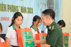 Tặng quà, tuyên dương các em học sinh khá, giỏi trong chương trình 'Nâng bước em tới trường.' (Ảnh: Tuấn Anh/TTXVN)