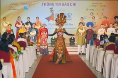 Một số bộ sưu tập áo dài được trình diễn tại buổi công bố. (Ảnh: Mỹ Phương/TTXVN)