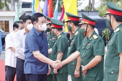 Chủ tịch Quốc hội Vương Đình Huệ với cán bộ, chiến sỹ Tiểu đoàn U Minh II. (Ảnh: Doãn Tấn/TTXVN)