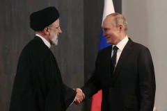 Tổng thống Nga Vladimir Putin (phải) và người đồng cấp Iran Ebrahim Raisi. (Nguồn: Reuters)