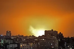 Khói lửa chói lòa sau một vụ không kích của Israel xuống Dải Gaza. (Ảnh: AFP/TTXVN)