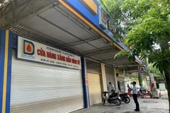 Đoàn thanh tra của Sở Công Thương Nghệ An thanh tra đột xuất cửa hàng xăng dầu Bính Tứ, nơi không thực hiện bán hàng, ngừng bán hàng khi chưa được cơ quan quản lý nhà nước có thẩm quyền chấp thuận. (Ảnh: TTXVN phát)