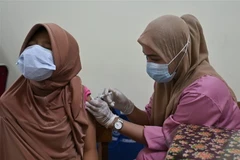 Nhân viên y tế tiêm vaccine ngừa COVID-19 cho người dân tại Jakarta, Indonesia. (Ảnh: AFP/TTXVN)