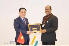 Chủ tịch Quốc hội Vương Đình Huệ tặng quà lưu niệm Chủ tịch Hạ viện Ấn Độ Om Birla tại cuộc hội kiến bên lề Hội nghị các Chủ tịch Quốc hội thế giới lần thứ 5, chiều 7/9/2021. (Ảnh: Doãn Tấn/TTXVN)