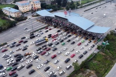 Dòng phương tiện trở về Thủ đô chiều mùng 4 Tết. (Ảnh: Phạm Kiên/TTXVN)