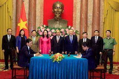 Chủ tịch nước Nguyễn Xuân Phúc, Trưởng Ban Cải cách Tư pháp Trung ương dựLễ ký Quy chế phối hợp công tác giữa Văn phòng Chủ tịch nước và Tòa án Nhân dân Tối cao. (Ảnh: Thống Nhất/TTXVN)