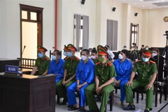 Tô Nhựt Khanh cùng đồng phạm bị truy tố về các tội: giết người và tàng trữ, sử dụng trái phép vũ khí quân dụng, không tố giác tội phạm. (Ảnh: TTXVN phát)