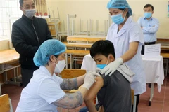 Tiêm vaccine phòng COVID-19 cho trẻ 5 đến dưới 12 tuổi ở Hà Nam. (Ảnh: Đại Nghĩa/TTXVN)