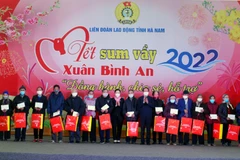 Phó Thủ tướng Lê Văn Thành cùng lãnh đạo Tổng Liên đoàn Lao động Việt Nam, lãnh đạo tỉnh Hà Nam tặng 200 suất quà cho các gia đình nghèo và cho công nhân lao động có hoàn cảnh khó khăn tại Hà Nam. (Ảnh: Đại Nghĩa/TTXVN)