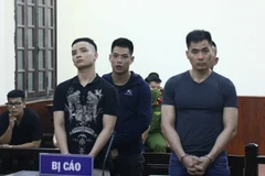 Bị cáo Cường (ngoài cùng bên phải) cùng đồng phạm. (Nguồn: Báo Lao Động)