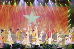 Tiết mục nghệ thuật 'Cùng nhau ta thắp sáng.' (Ảnh: Xuân Khu/TTXVN)