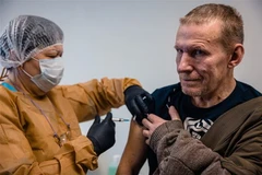 Tiêm vaccine ngừa COVID-19 cho người dân tại Moskva, Nga. (Ảnh: AFP/TTXVN)