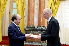 Chủ tịch nước Nguyễn Xuân Phúc nhận Quốc thư của Đại sứ Cộng hòa Croatia Ivan Velimir Starcevic. (Ảnh: Thống Nhất/TTXVN)