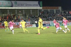 Một pha tấn công của đội khách Nam Định. (Ảnh: Phan Quân/TTXVN)