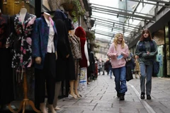 Người dân mua sắm tại một khu chợ ở London, Anh. (Ảnh: AFP/TTXVN)