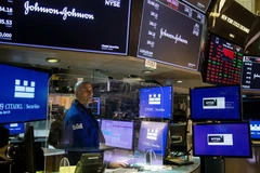 Giao dịch viên tại sàn chứng khoán New York, Mỹ. (Nguồn: AFP/TTXVN)