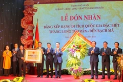 Lãnh đạo thành phố Hà Nội tặng hoa chúc mừng quận Hoàn Kiếm tại Lễ đón nhận bằng Di tích quốc gia đặc biệt Thăng Long tứ trấn-Đền Bạch Mã. (Ảnh: Tuấn Đức/TTXVN)