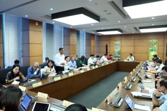 Các đại biểu Quốc hội thảo luận tại tổ 13 gồm Phú Thọ, Thanh Hóa, Trà Vinh. (Ảnh: Phạm Kiên/TTXVN)