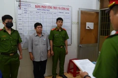 Cơ quan Cảnh sát điều tra Công an thị xã Phú Mỹ tống đạt quyết định khởi tố bị can, bắt tạm giam 3 tháng đối với Cao Quốc Phát. (Nguồn: Cand)