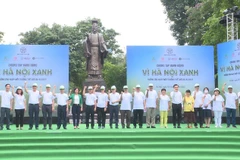 Các đại biểu thể hiện quyết tâm chung tay hành đồng vì Hà Nội xanh. (Nguồn: Hanoi.gov.vn)