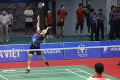 Vận động viên Nguyễn Tiến Minh (Việt Nam, áo sẫm mầu) đấu với vận động viên Christian Adinata (Indonesia, áo trắng) nội dung đơn nam. (Ảnh: Danh Lam/TTXVN)