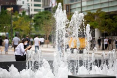 Người dân đeo khẩu trang phòng dịch COVID-19 tại Seoul, Hàn Quốc, ngày 12/7/2022. (Ảnh: THX/TTXVN)