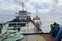 Tổ công tác của Hải đội 2 Bộ đội Biên phòng Thành phố Hồ Chí Minh tiến hành kiểm tra phương tiện. (Ảnh: TTXVN phát)