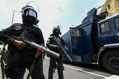 Cảnh sát gác bên ngoài văn phòng Tổng thống ở Colombo, Sri Lanka. (Ảnh: AFP/TTXVN)