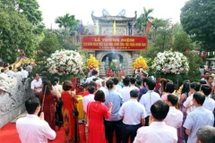 Các đại biểu và du khách thập phương dâng hương tưởng niệm Hưng Đạo đại vương Trần Quốc Tuấn. (Ảnh: Mạnh Tú/TTXVN)