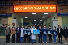 Chủ tịch Liên đoàn Lao động thành phố Hà Nội Nguyễn Phi Thường tặng quà cho đội ngũ y bác sỹ Trung tâm cấp cứu 115. (Ảnh: TTXVN phát)