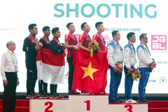 Trao huy chương nội dung 10m súng trường di động tiêu chuẩn đồng đội nam. (Ảnh: Hoàng Hiếu/TTXVN)