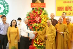 Chủ tịch Ủy ban Trung ương Mặt trận Tổ quốc Việt Nam Đỗ Văn Chiến thăm và chúc mừng Hòa thượng Thích Thiện Pháp và Giáo hội Phật giáo Việt Nam (Văn phòng II). (Ảnh: Thành Chung/TTXVN)