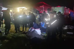 Lực lượng cứu hộ tại hiện trường vụ giẫm đạp. (Nguồn: The Sun)