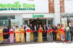 Đại sứ Nguyễn Hoàng Long cùng đại diện một số doanh nghiệp cắt băng khai mạc Tuần lễ hàng hóa và ẩm thực Việt Nam tại Anh năm 2022. (Ảnh: Đình Thư/TTXVN)