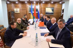 Phái đoàn Ukraine (trái) và Nga tại cuộc đàm phán nhằm chấm dứt xung đột tại Brest, Belarus ngày 7/3. (Ảnh: AFP/TTXVN)