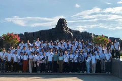 Đoàn chụp ảnh lưu niệm trước quần thể Tượng đài Mẹ Việt Nam anh hùng ở tỉnh Quảng Nam. (Nguồn: VOV)