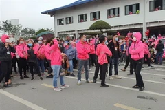 Các công nhân công ty ngừng việc tập thể vào chiều 11/2. (Ảnh: Đức Phương/TTXVN)