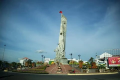 Tượng đài Ba Cô Gái, tượng trưng cho 3 dân tộc anh em tại tỉnh Sóc Trăng: Kinh, Hoa và Khmer. (Ảnh: Hồng Đạt/TTXVN)