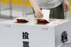 Cử tri bỏ phiếu trong cuộc bầu cử Thượng viện tại Osaka, Nhật Bản ngày 10/7/2022. (Ảnh: Kyodo/TTXVN)