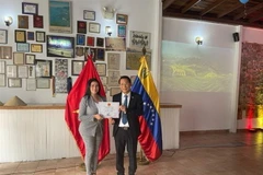 Đại sứ Lê Viết Duyên đã trao Giấy chứng nhận cho chủ cửa hàng kem, bà Isbellis Da Silva. (Ảnh: TTXVN phát)