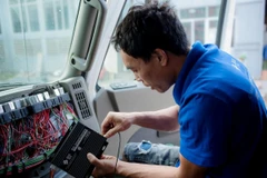 Lắp camera giám sát trên xe. (Ảnh minh họa: CTV/Vietnam+)