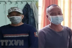 Bị can Nguyễn Văn Nhơn (bên trái) và Huỳnh Văn Lấm bị khởi tố, bắt giam về hành vi 'chống người thi hành công vụ.' (Ảnh: TTXVN phát)