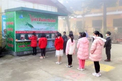 Học sinh Trường tiểu học thị xã Sa Pa uống nước nóng để đảm bảo sức khỏe trong giờ ra chơi. (Ảnh: Quốc Khánh/TTXVN)