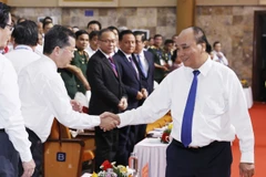 Chủ tịch nước Nguyễn Xuân Phúc với các đại biểu tham dự buổi lễ. (Ảnh: Thống Nhất/TTXVN)