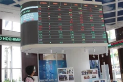 Nhà đầu tư theo dõi bảng giá chứng khoán tại sàn HOSE. (Ảnh: Hứa Chung/TTXVN)