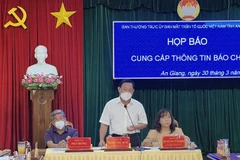 Ông Nguyễn Tiếc Hùng, Chủ tịch Ủy ban Mặt trận Tổ quốc Việt Nam tỉnh An Giang giải đáp các câu hỏi của phóng viên tại buổi họp báo. (Ảnh: Thanh Sang/TTXVN)